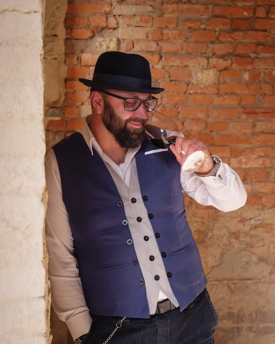 Jörg Wiedermann von Vino Brothers probiert ein Glas Rotwein