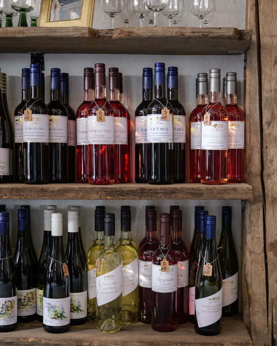 Weinregal aus altem Scheunenholz im Laden von Vino Brothers